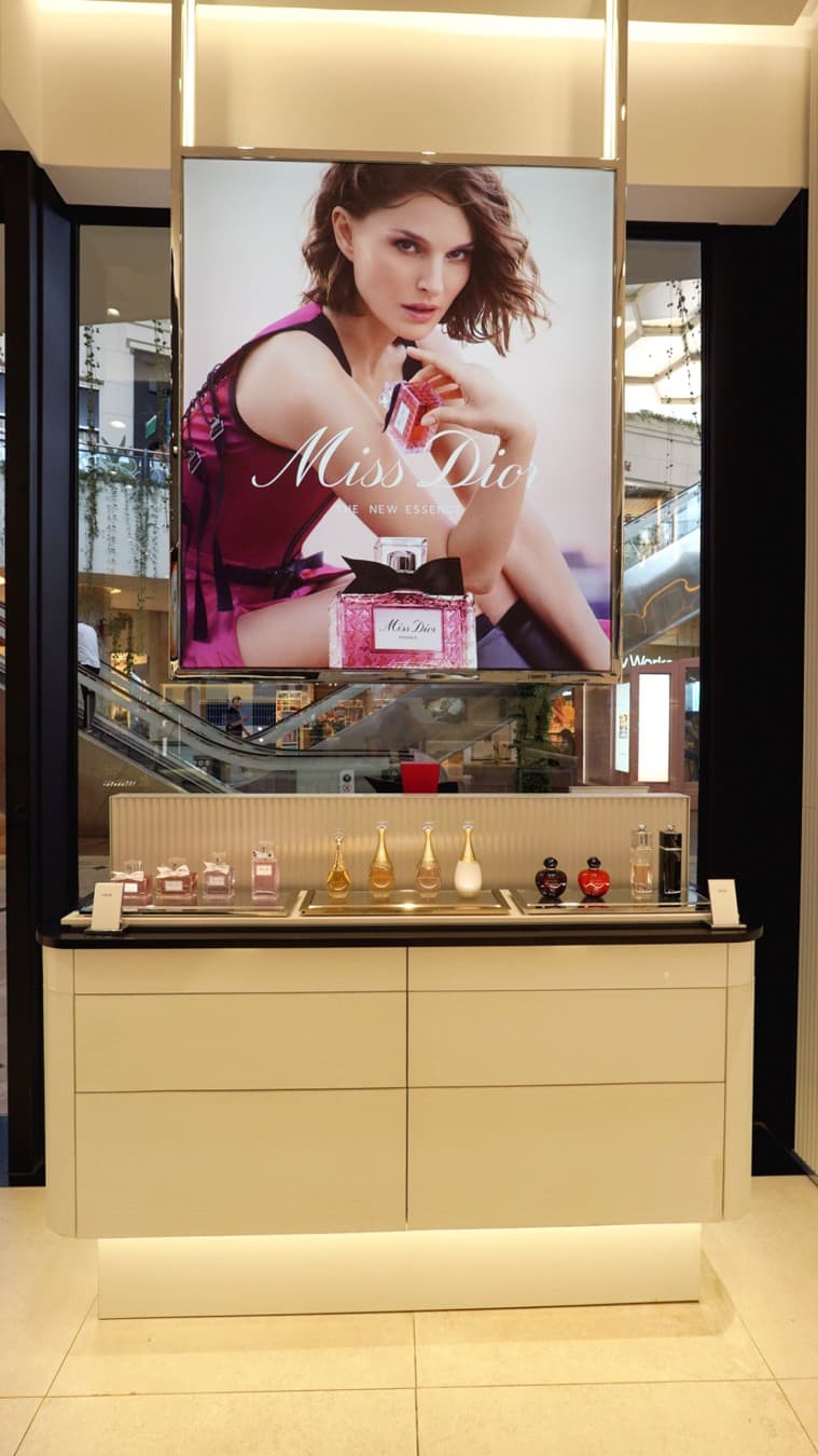 Dior · Sign ad